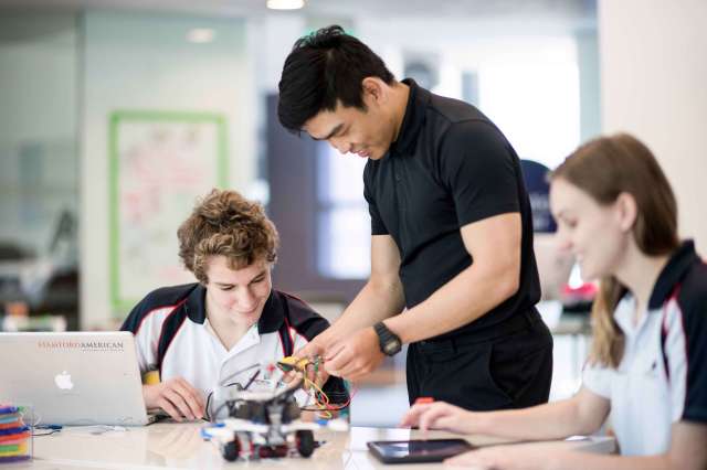 Student and Teacher in Robotics Activity | 精东影业